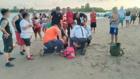 Rescatan a grupo de personas en peligro de ahogamiento en Chachalacas