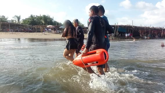 Rescatan a dos personas en playa Chachalacas durante operativo
