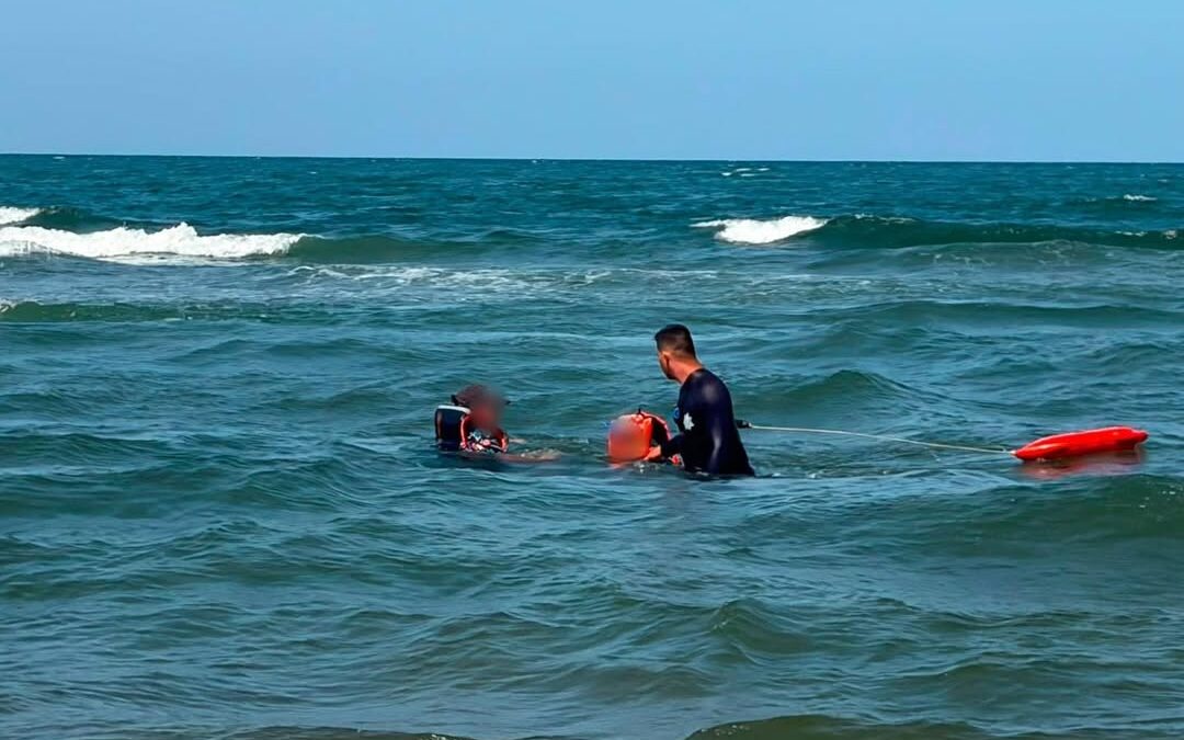 Menor rescatado de ahogamiento en playa Chachalacas durante operativo vacacional
