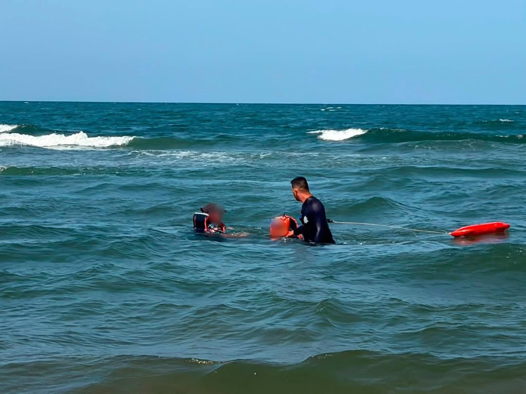 rescate-menor-playa-chachalacas-operativo-vacaciones Personal de SSP rescata a menor en playa Chachalacas