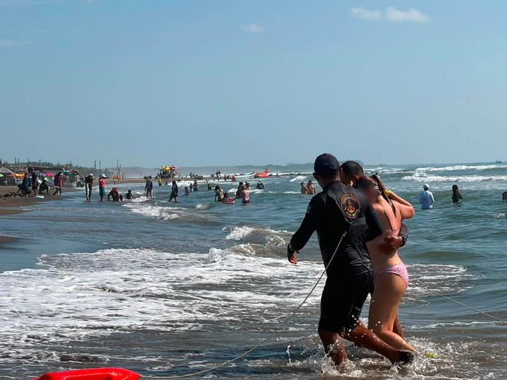 Rescatan a mujer en peligro de ahogamiento en playa Chachalacas