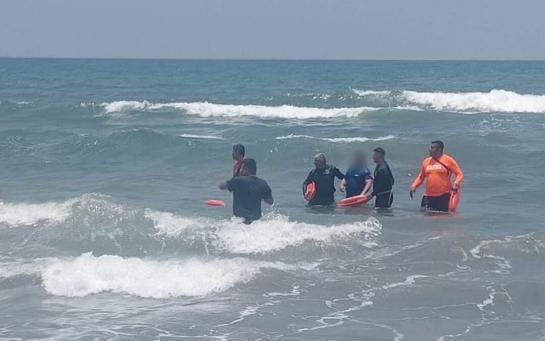 Rescatan a persona en peligro en playa Chachalacas