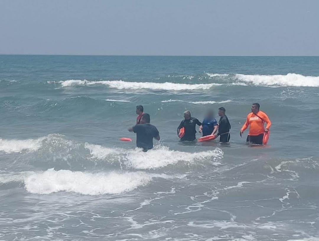 Rescate de una persona en situación de riesgo en playa Chachalacas por elementos de SSP Veracruz