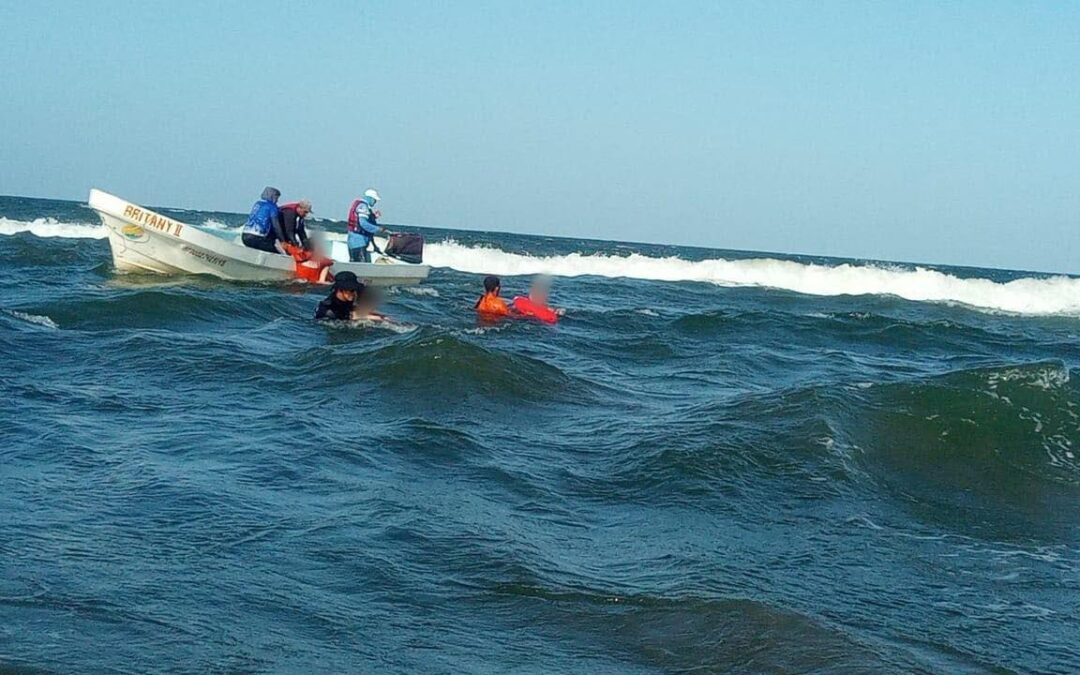 Rescatan a personas arrastradas por oleaje en playa Chachalacas
