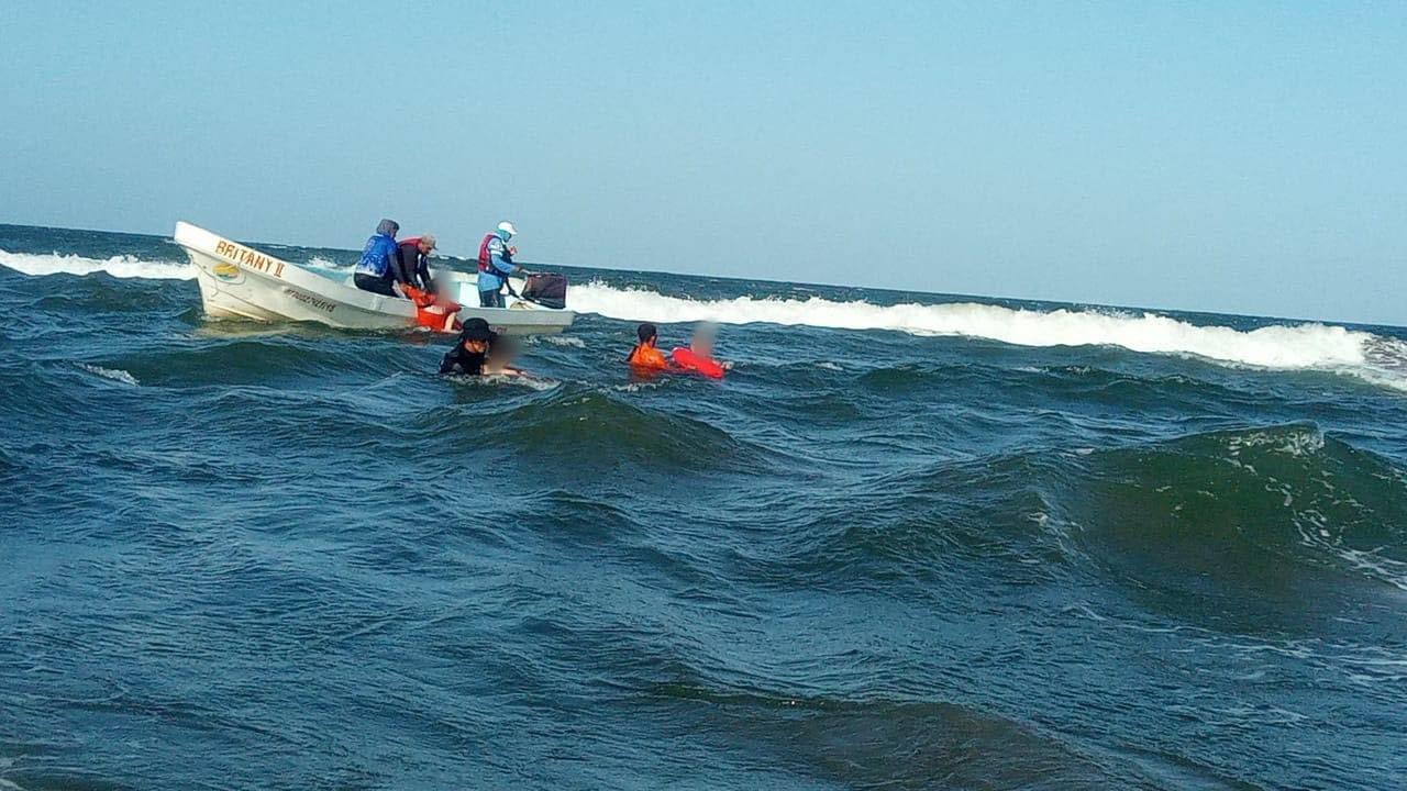 rescate-personas-arrastradas-oleaje-chachalacas Unidad Fluvial y Lacustre de la SSP rescata a bañistas en playa Chachalacas durante el Operativo Vacaciones Seguras