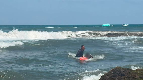 Rescatan a cuatro personas arrastradas por corriente en playa Chachalacas