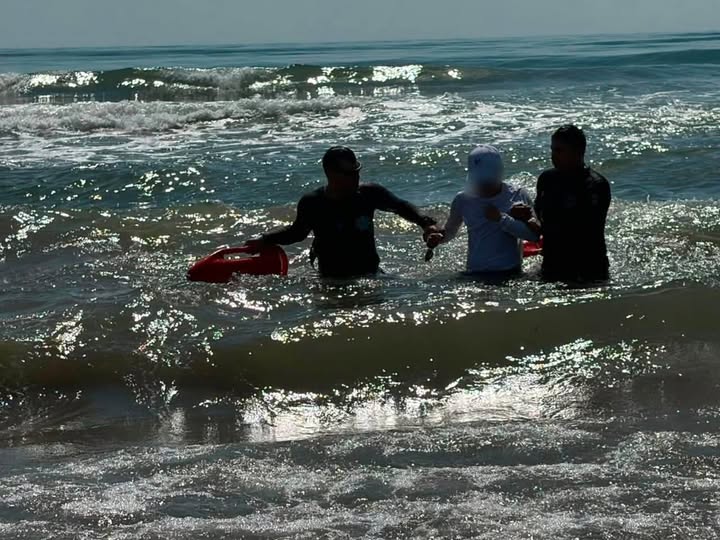 Rescatan a cuatro personas arrastradas por corriente en playa Chachalacas