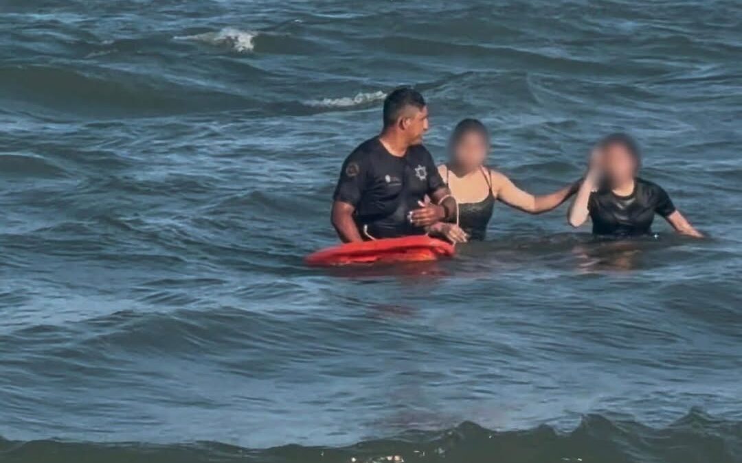 Rescatan a turista arrastrada por corriente en Playa Chachalacas