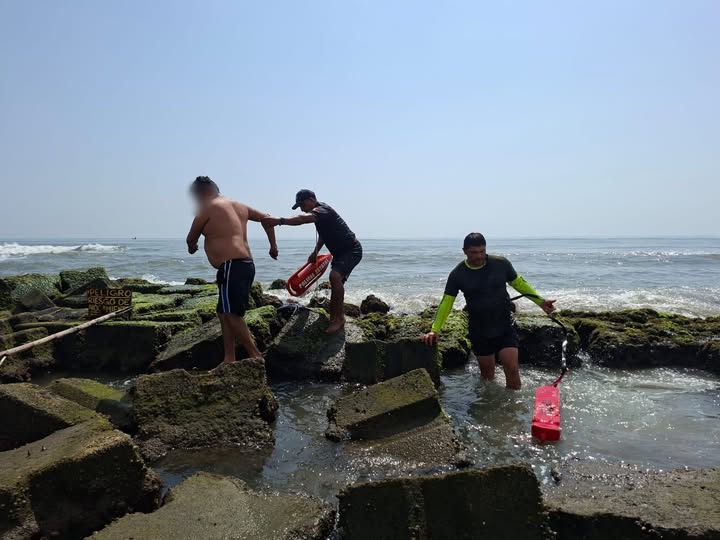 Rescatan a turista arrastrado por corriente en playa Chachalacas