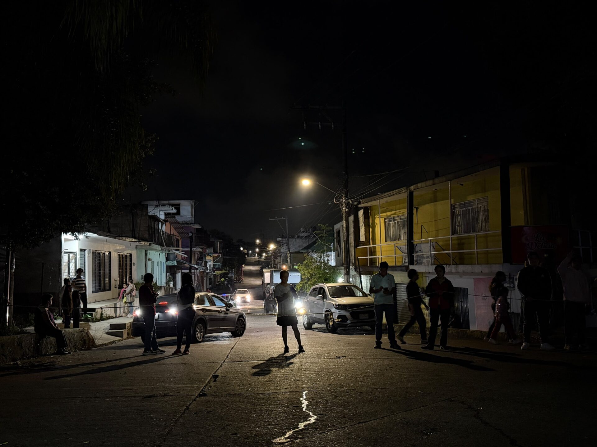 Personal de CMAS Xalapa trabaja en la reparación de la línea de conducción de agua en la zona de Chedraui Caram