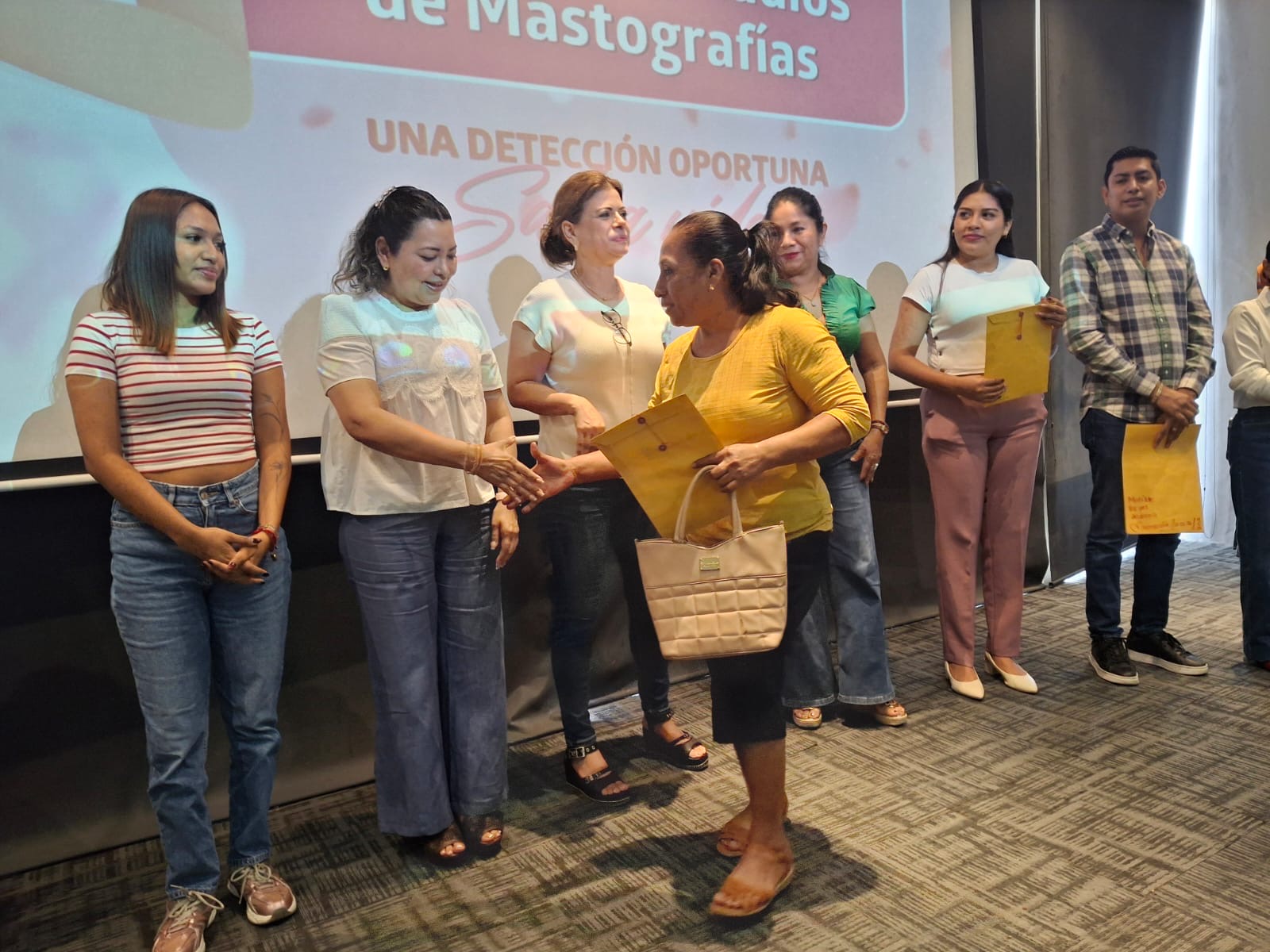 Mujeres de Álamo agradecen por mastografías gratuitas del DIF municipal