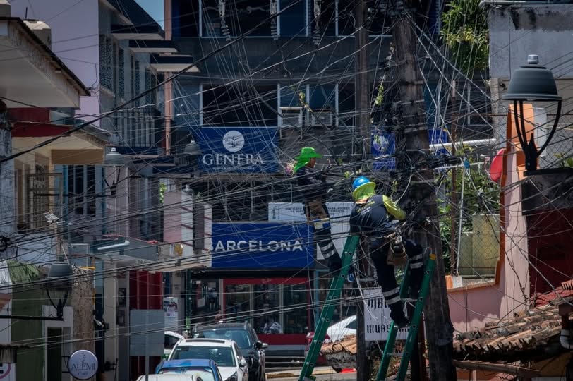 Retiran cableado en mal estado en Xallitic para mejorar imagen urbana