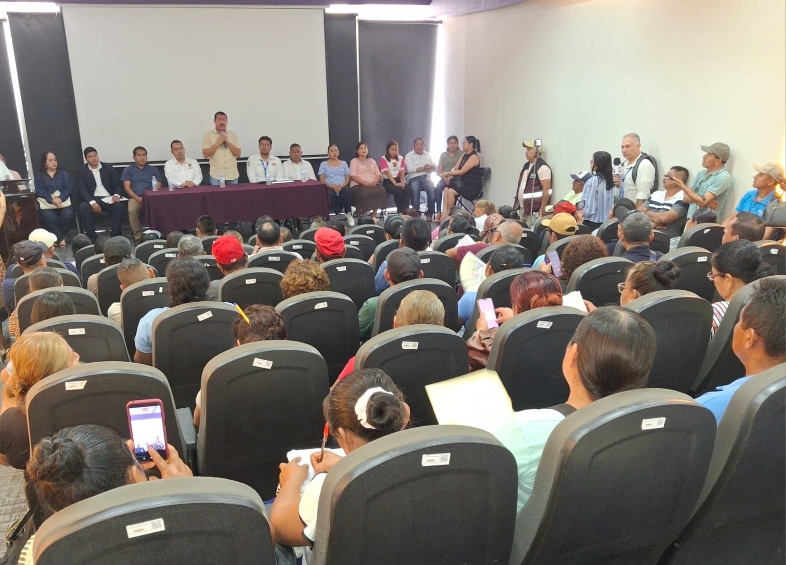 Reunión entre alcalde Pepe Arenas y CFE en Álamo para poda preventiva