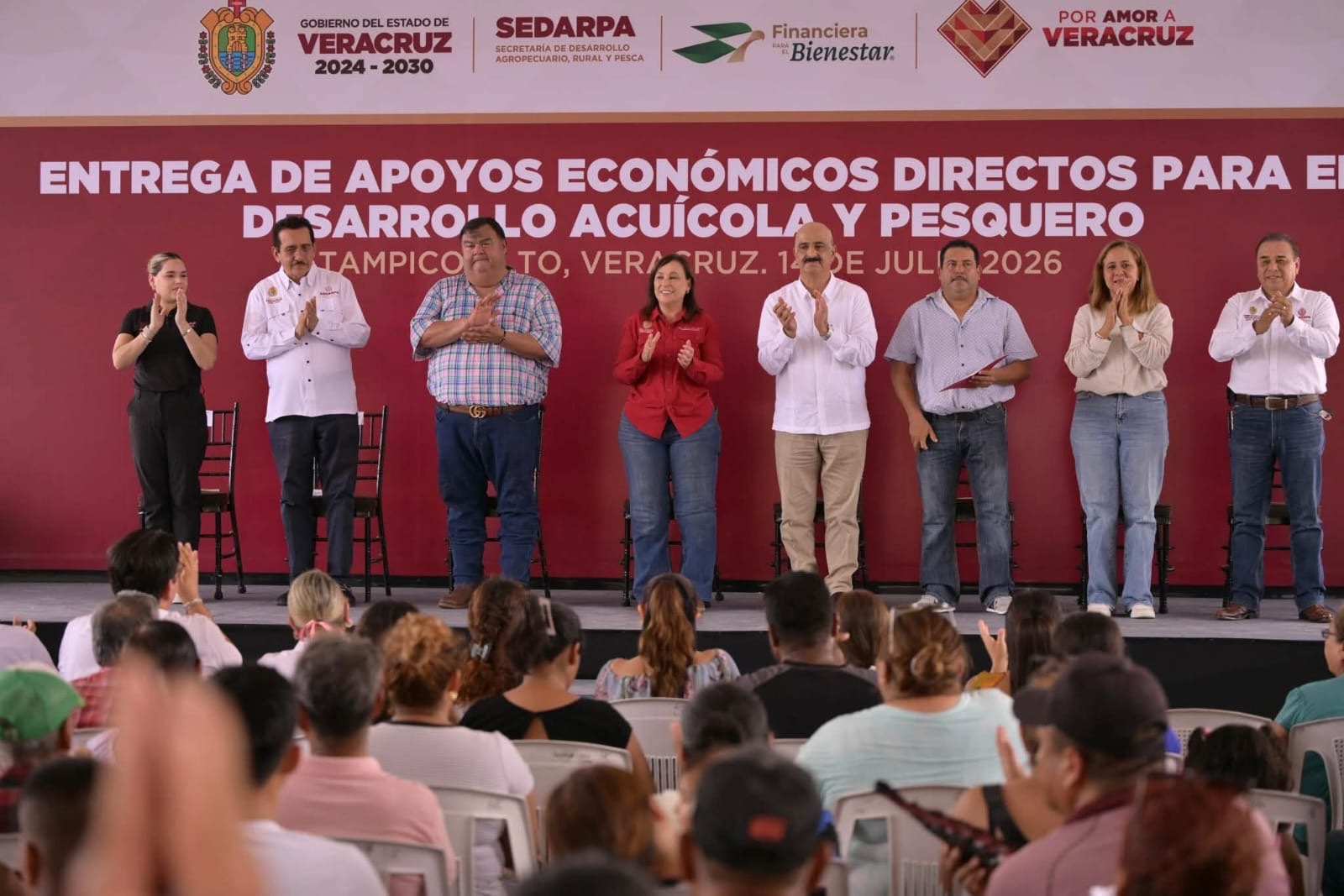 Gobernadora Rocío Nahle entrega apoyos directos a pescadores en Tampico Alto