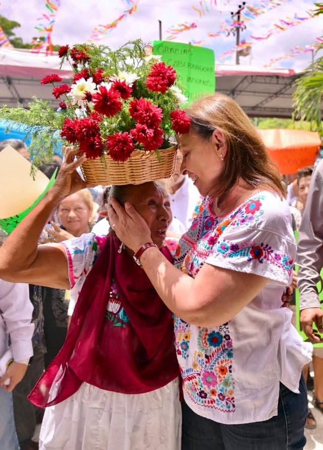 Gobernadora Rocío Nahle durante la entrega de apoyos agrícolas en Papantla