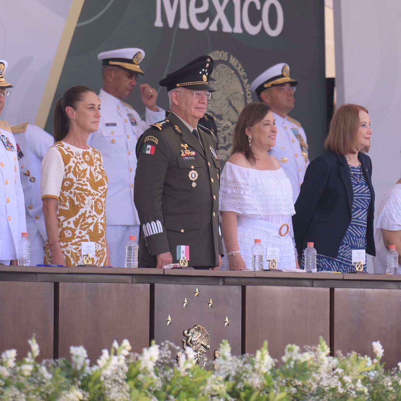 Rocío Nahle en la ceremonia de graduación de cadetes navales en Alvarado