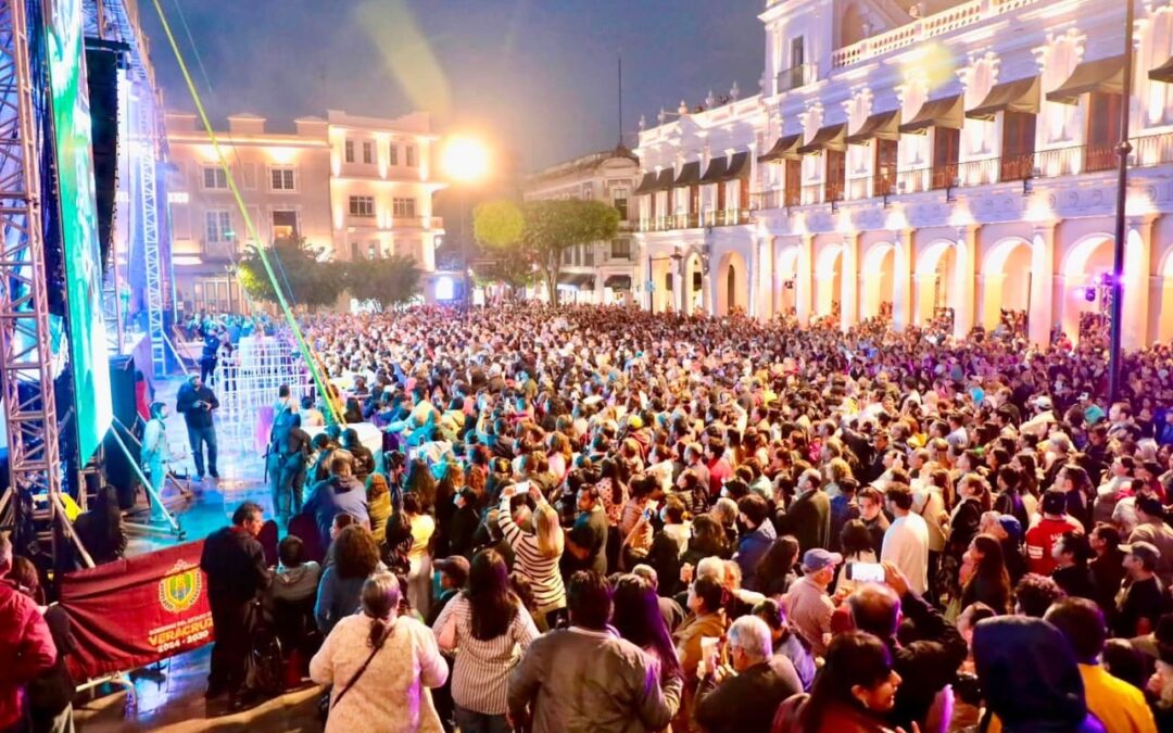 Sonora Santanera y JJun hacen bailar a Xalapa en Plaza Lerdo