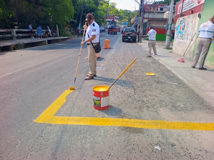Trabajos de balizamiento en calles de Naranjos y Papantla realizados por SSP Veracruz