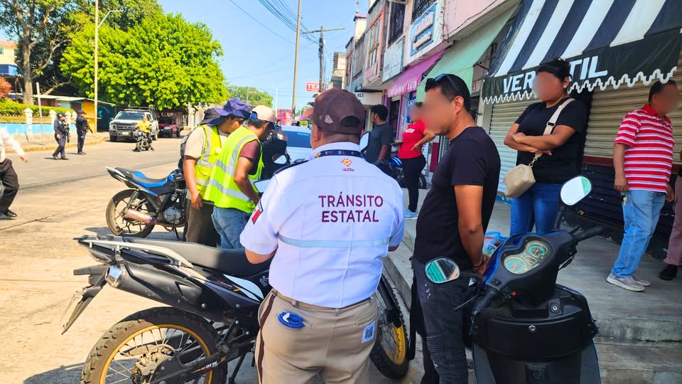 Supervisan motocicletas en Catemaco; aplican 21 infracciones