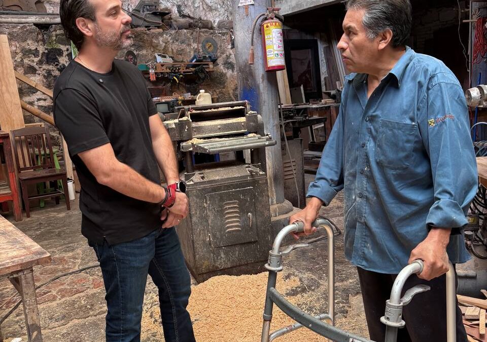 Tato Vega visita carpintería de don Joel en Xalapa