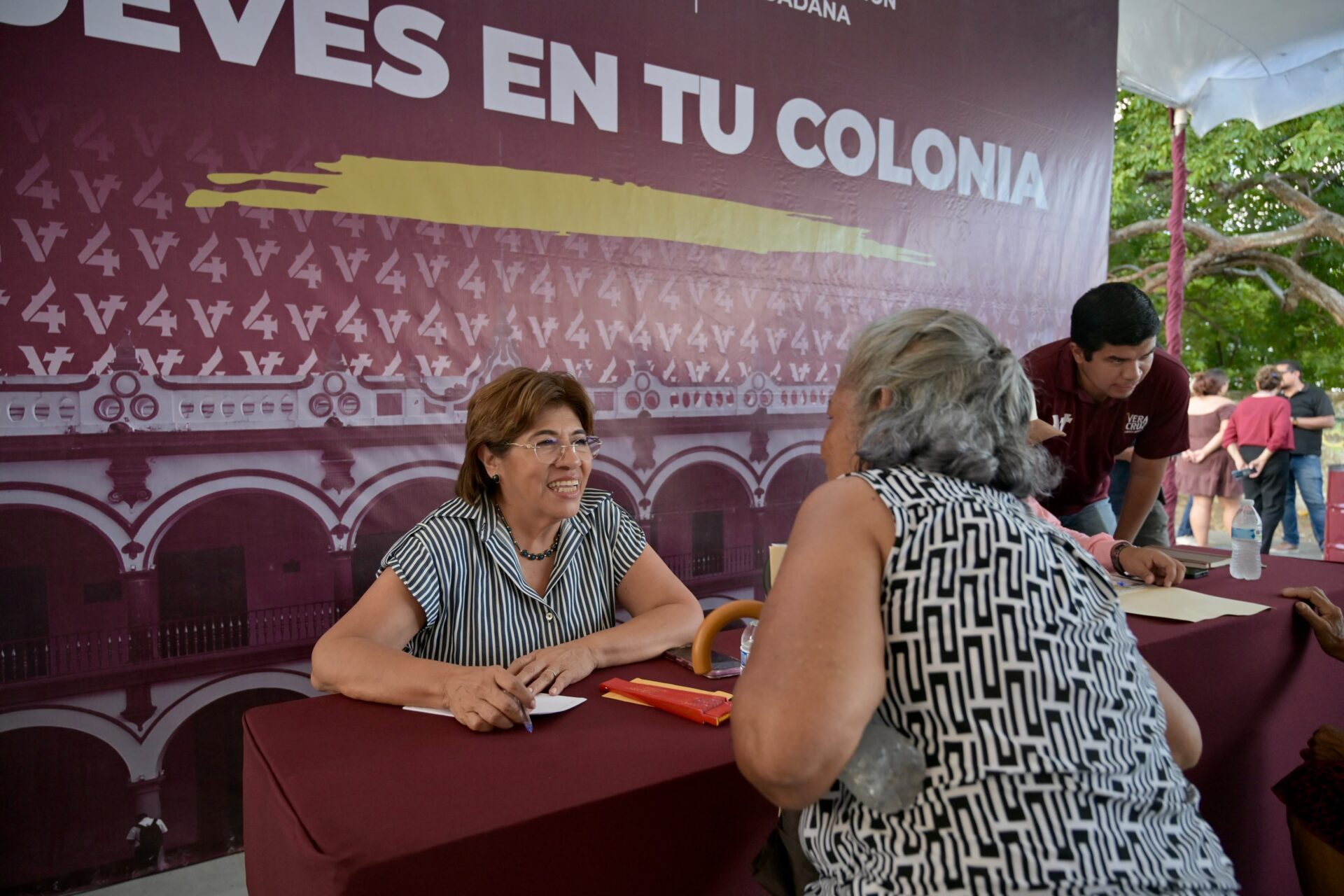 Alcaldesa de Veracruz lleva servicios a colonias con Jueves en tu Colonia