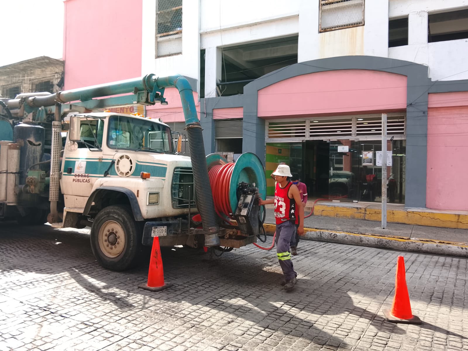 Ayuntamiento de Veracruz limpia y desazolva Plaza Refugio del Pescador
