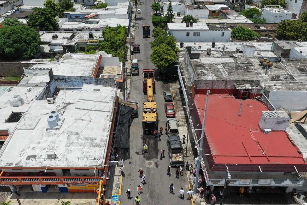 Alcaldesa de Veracruz supervisa rehabilitación vial en colonia Pocitos y Rivera