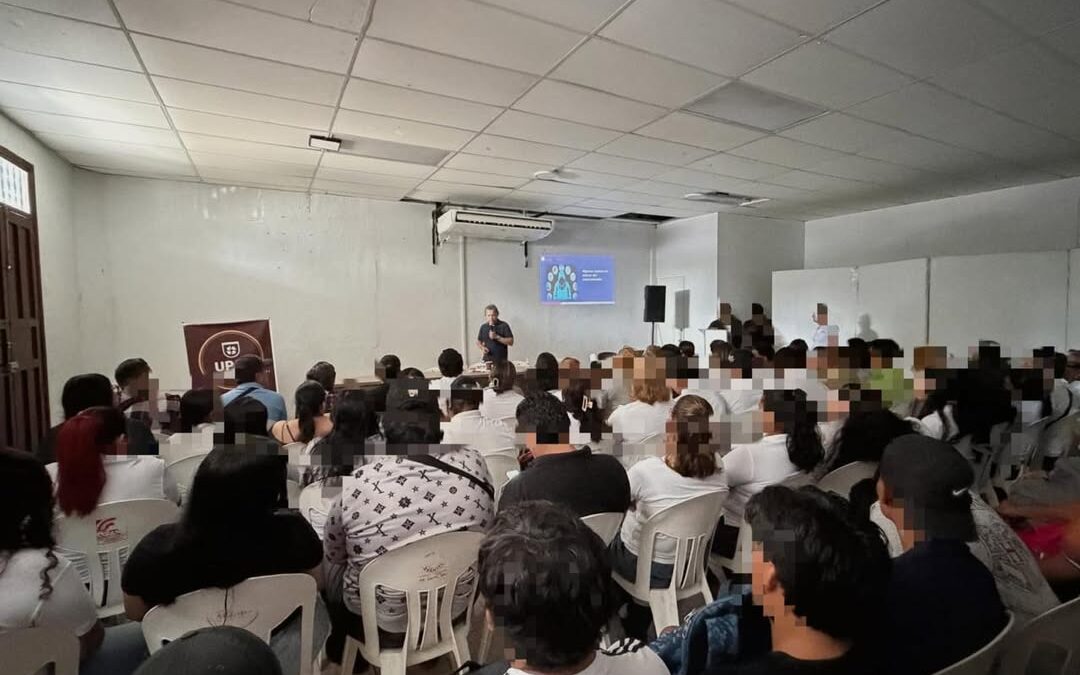 UECS imparte plática preventiva contra extorsión en UPAV La Antigua