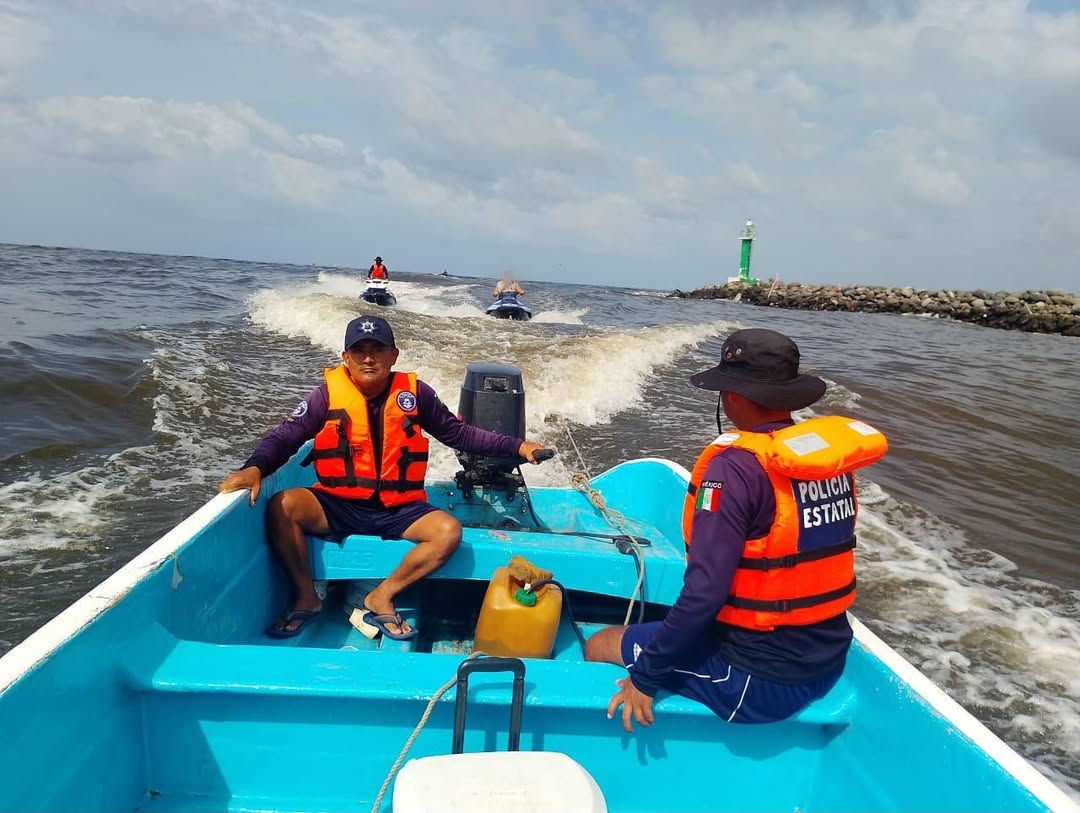 unidad-fluvial-ssp-remolca-vehiculo-acuatico-boca-del-rio Embarcación de la Unidad Fluvial y Lacustre de la SSP Veracruz remolcando un vehículo acuático en el mar