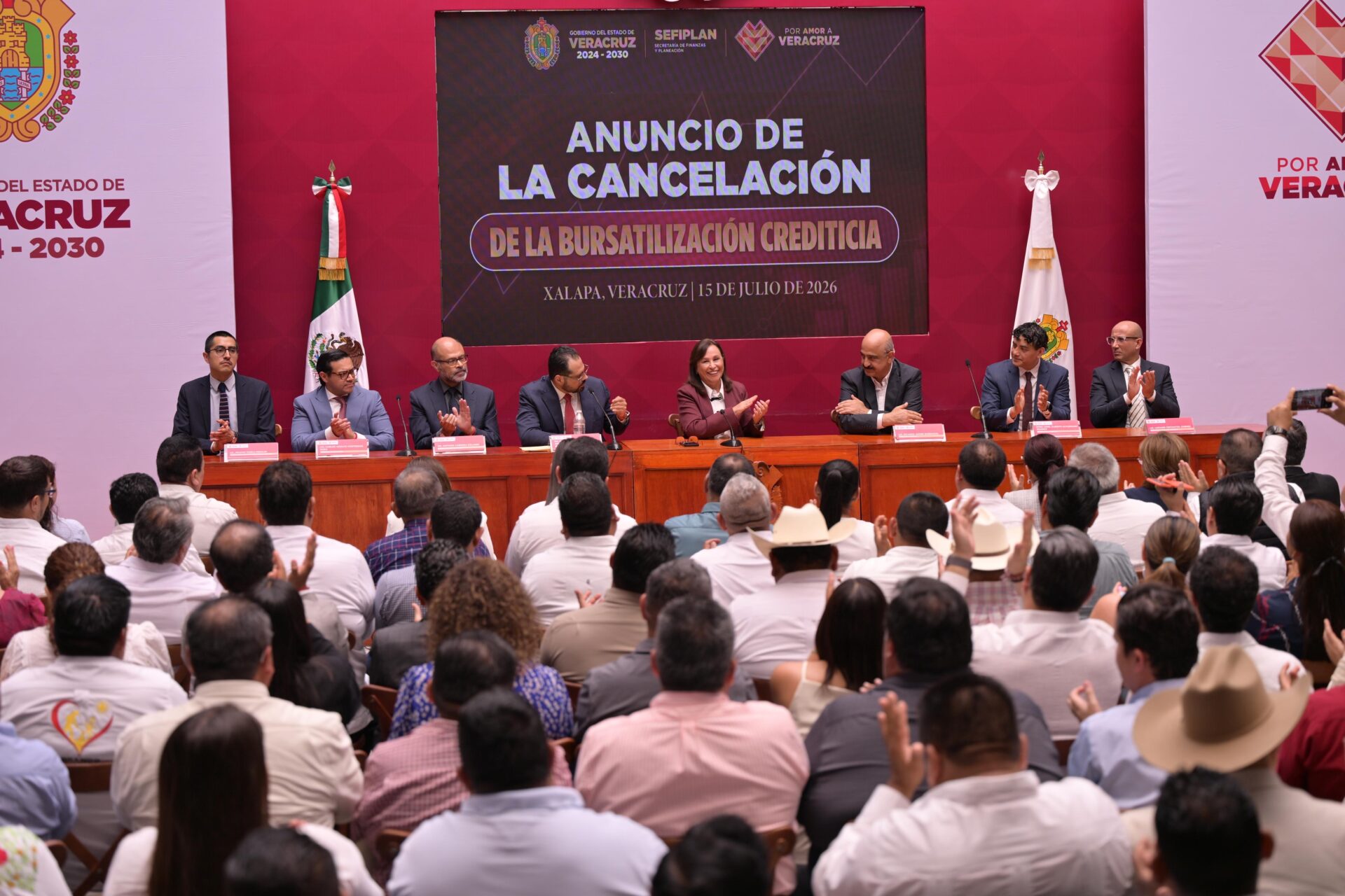 Gobernadora Rocío Nahle anuncia extinción de deuda bursátil de 199 municipios en Palacio de Gobierno