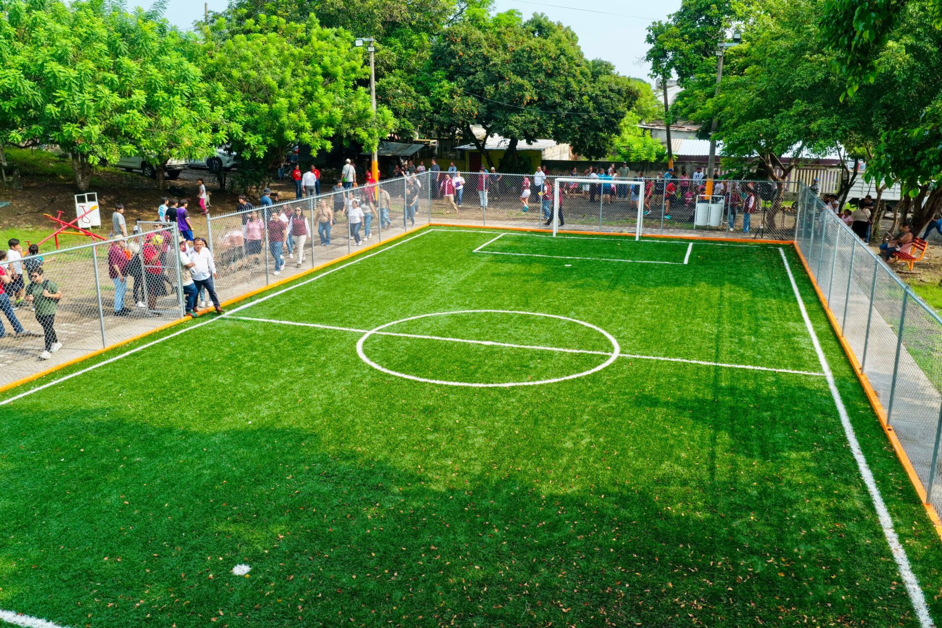 Inauguran cancha deportiva en La Pochota con colaboración público-privada