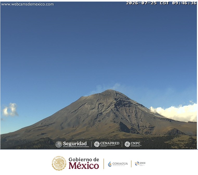 Cielo despejado y tenue exhalación en volcán Popocatépetl