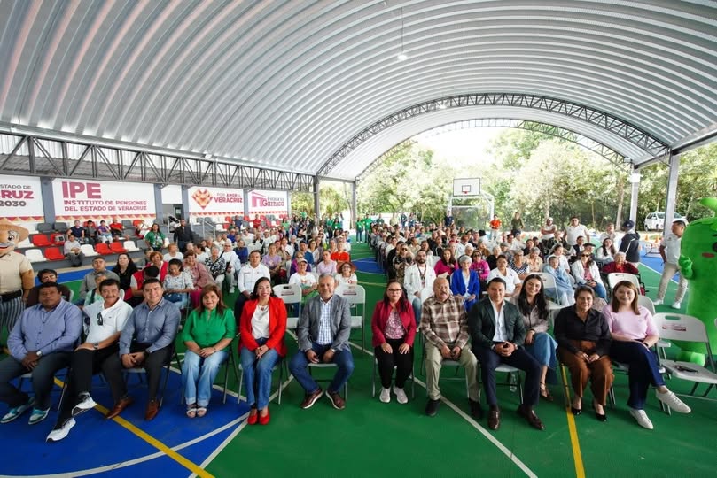 Alcaldesa Daniela Griego Ceballos durante convivencia con personas adultas mayores en la Estancia Garnica