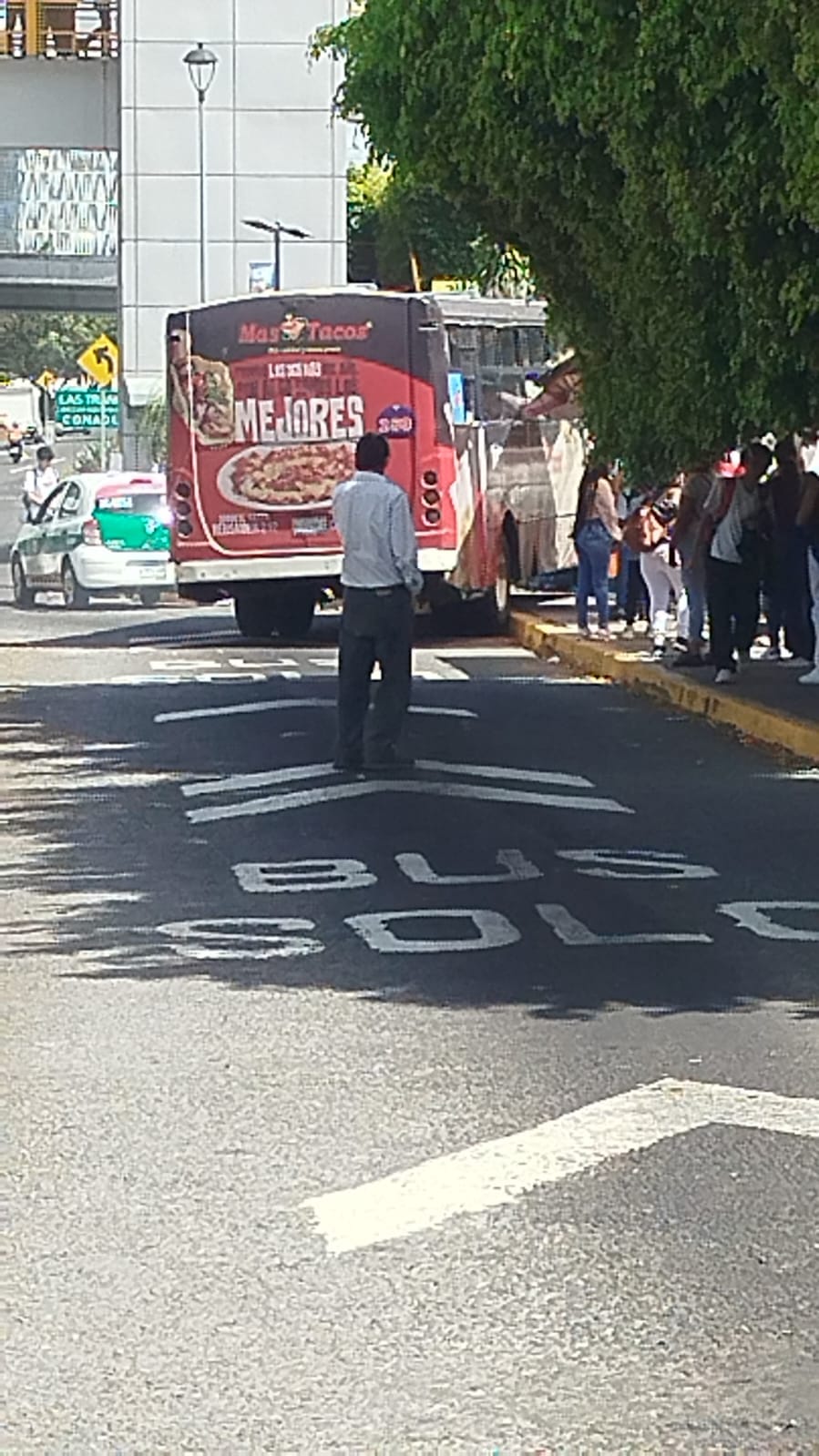 Autobús de Interbus choca contra poste y puesto en Plaza Las Américas
