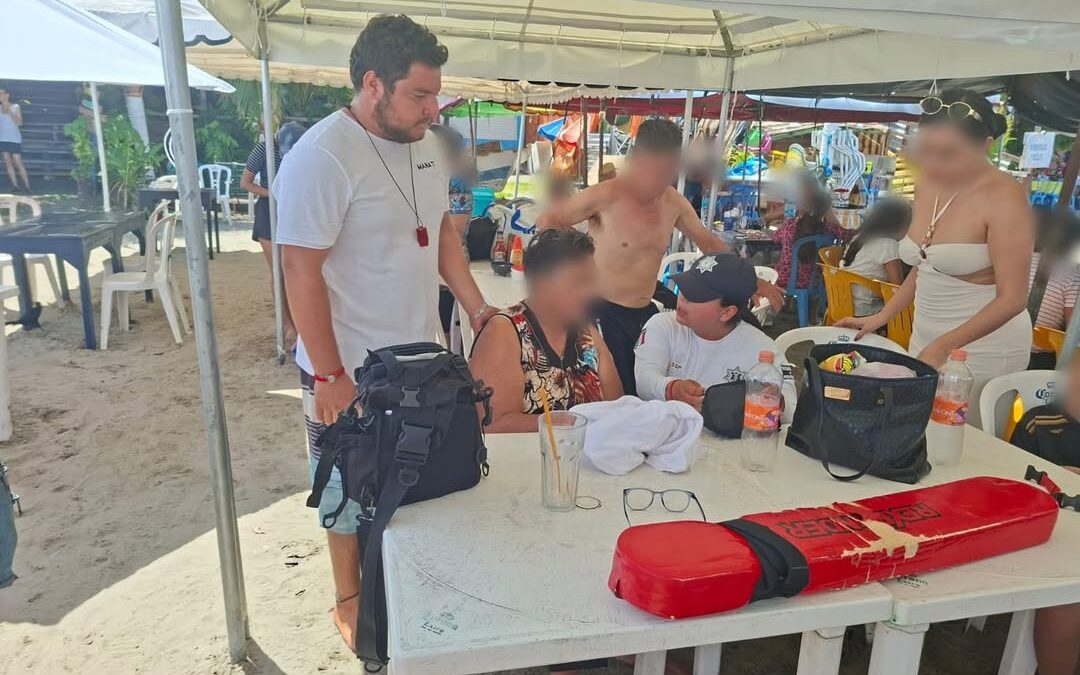 Policía turística y guardavidas atienden a mujer en playa Villa del Mar