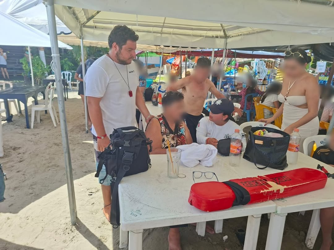 atencion-mujer-playa-villa-del-mar Policía turística y guardavidas atienden a mujer en playa Villa del Mar