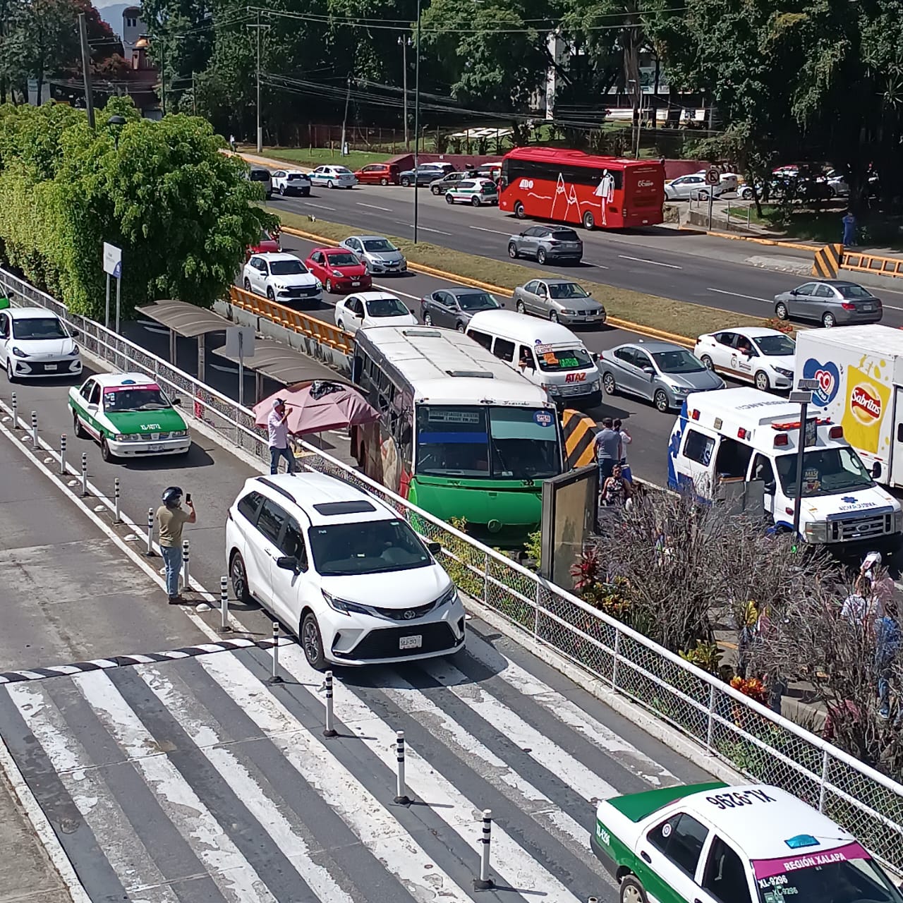 autobus-interbus-choca-plaza-las-americas-xalapa Autobús de Interbus choca contra poste y puesto en Plaza Las Américas de Xalapa