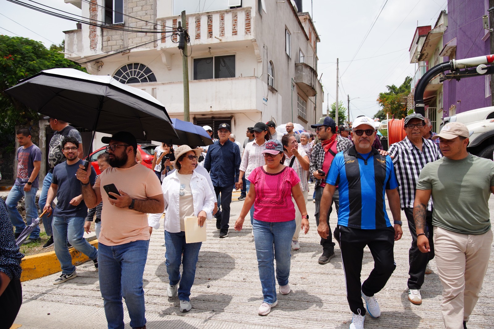 autoridades-municipales-recorren-lomas-de-casa-blanca Autoridades municipales durante recorrido en la colonia Lomas de Casa Blanca en Xalapa