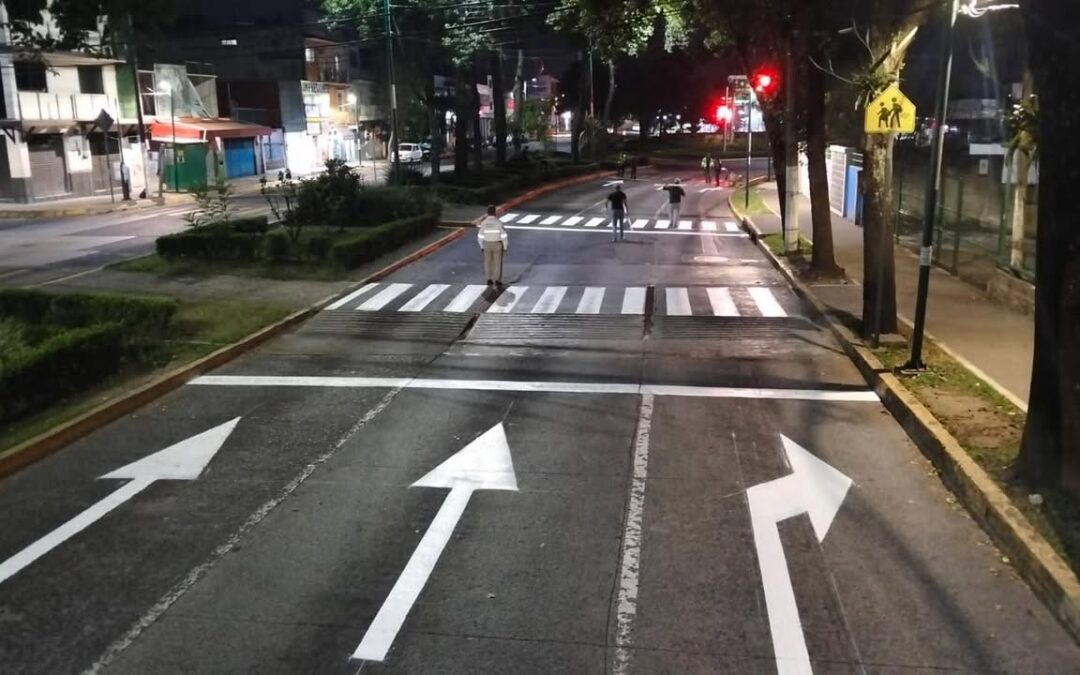 Realizan balizamiento y señalización en avenida Xalapa