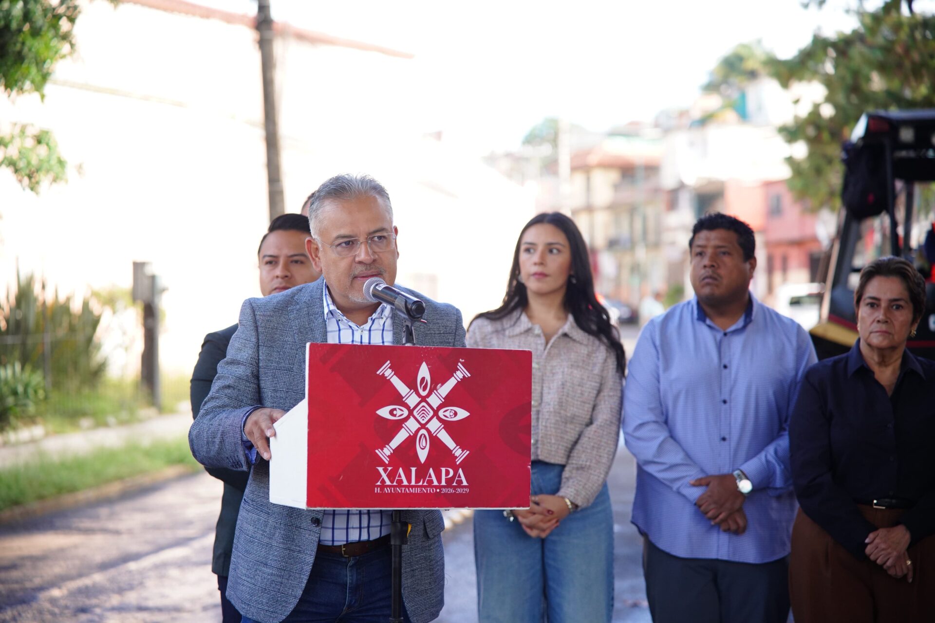 Alcaldesa Daniela Griego durante el banderazo de inicio de obra en la avenida Ruiz Cortines, Xalapa.