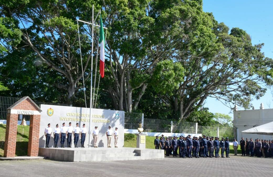 Cadetes del CEISVer rinden honores a la Bandera en Veracruz