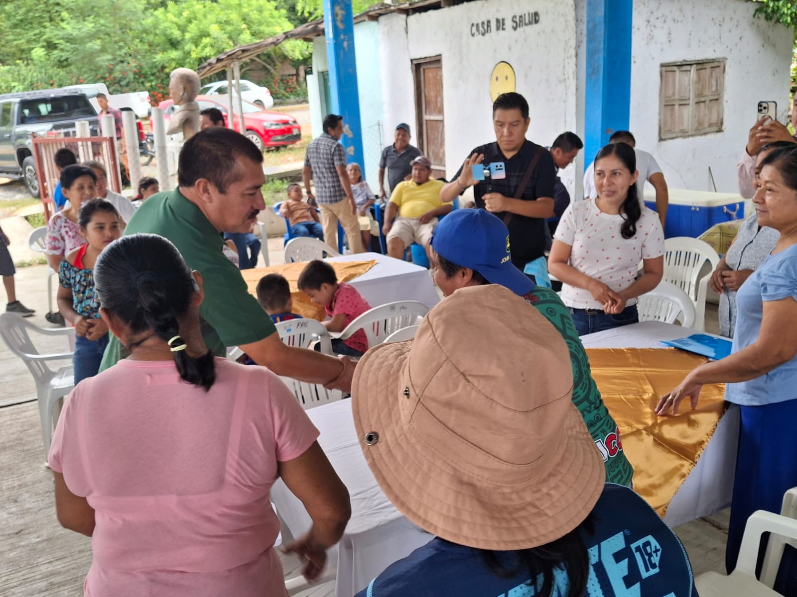 Pepe Arenas inaugura camino sacacosechas y entrega apoyos en Manuel Ávila Camacho