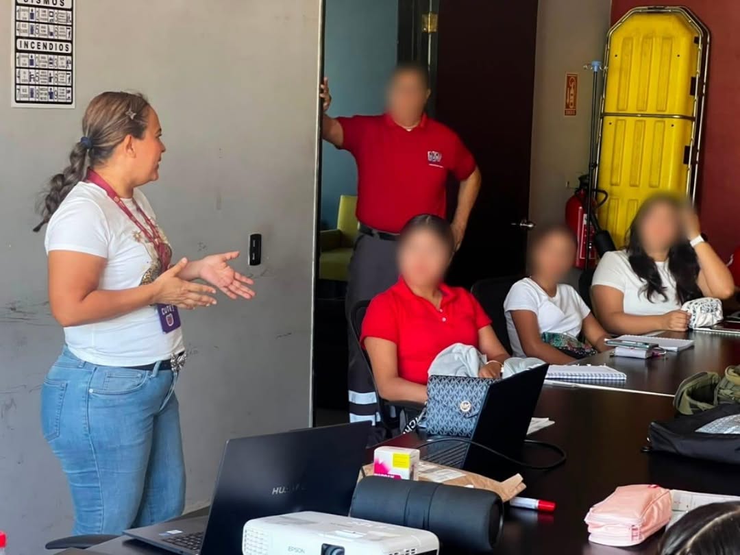 Estudiantes de CECASI durante capacitación sobre extorsión telefónica en Poza Rica