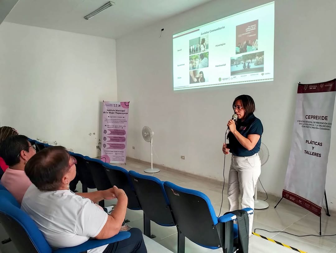capacitacion-policias-tlapacoyan-prevencion-violencia-genero Policías y personal municipal de Tlapacoyan durante plática sobre prevención de violencia de género