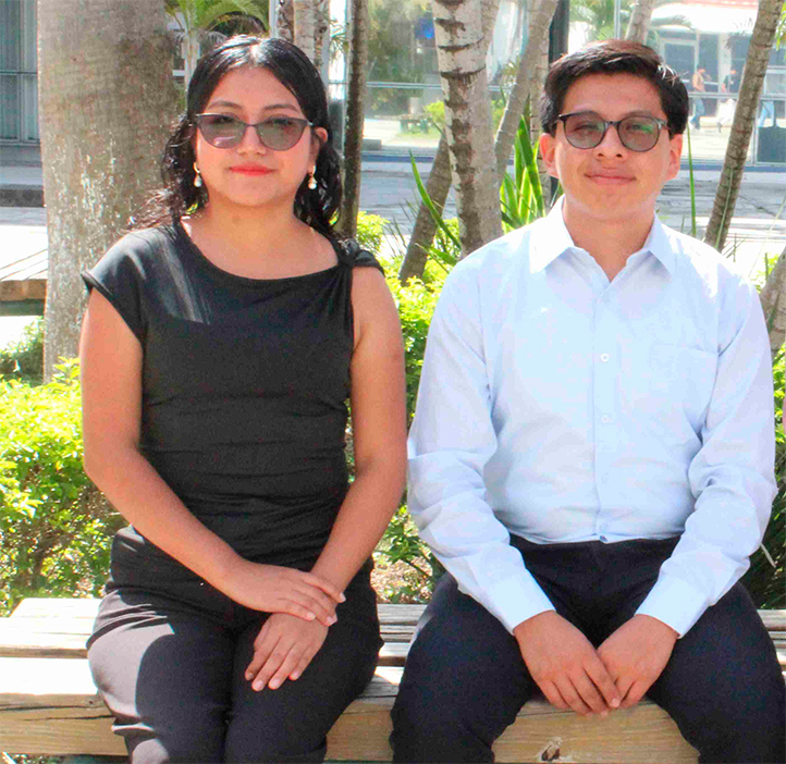 Integrantes del Capítulo Estudiantil 653 de la FIME Poza Rica con el Globo de Oro del IISE
