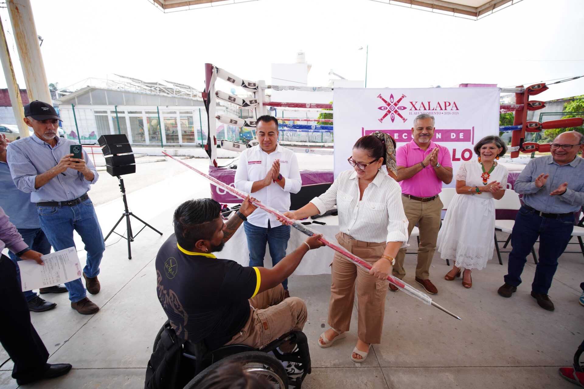 Alcaldesa Daniela Griego entrega implementos deportivos a paraatletas de Xalapa