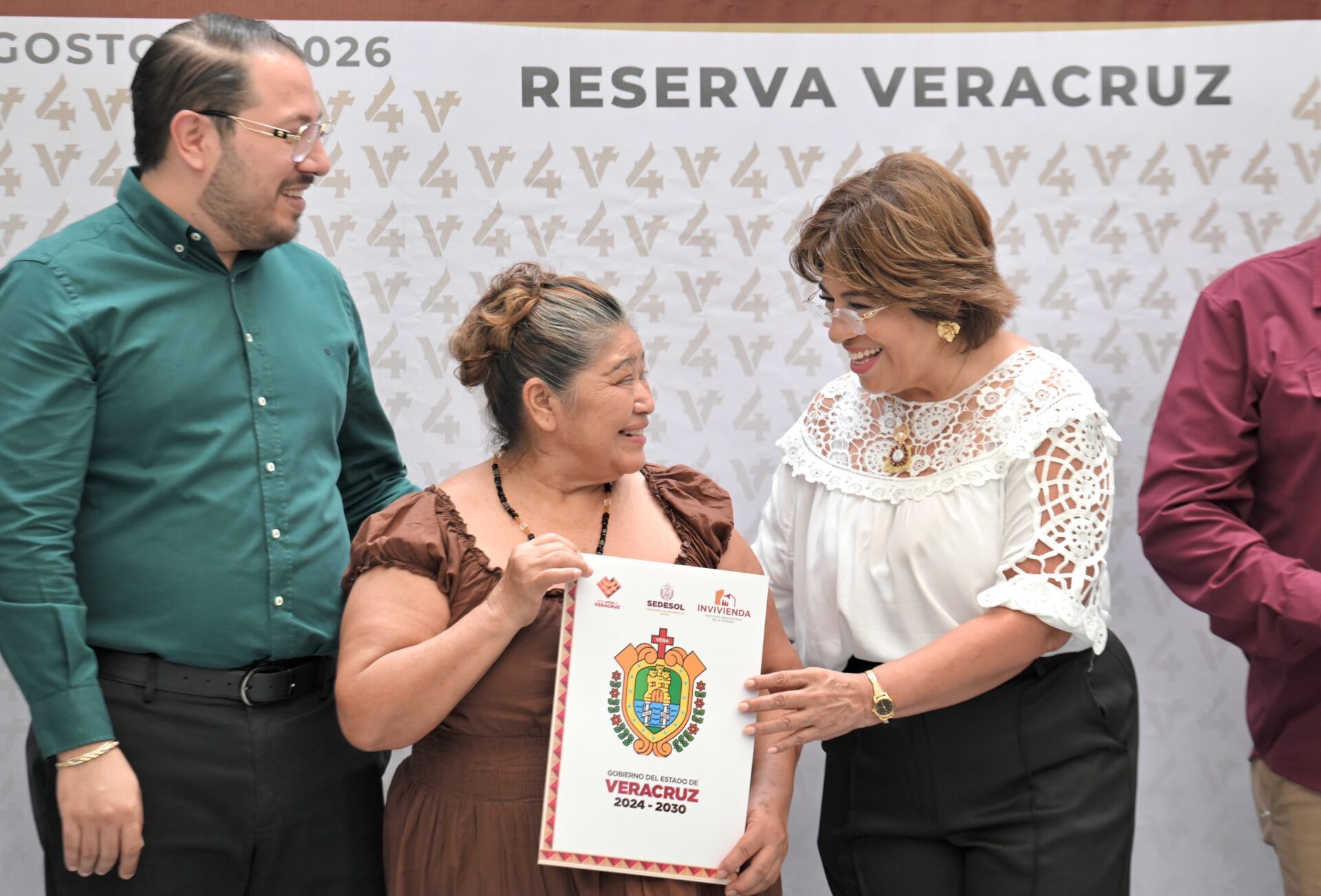 Alcaldesa de Veracruz hace entrega de escrituras a 28 familias