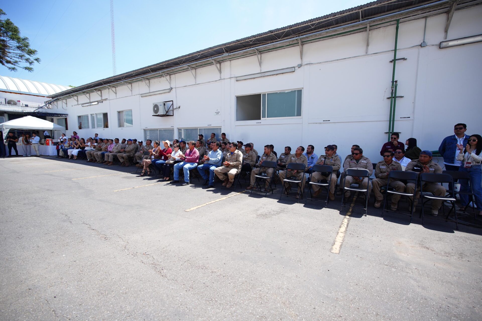 Entrega de herramientas y equipo de seguridad a trabajadores de la CMAS en Xalapa