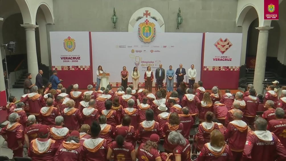 Representantes veracruzanos en el Palacio de Gobierno antes de una competencia