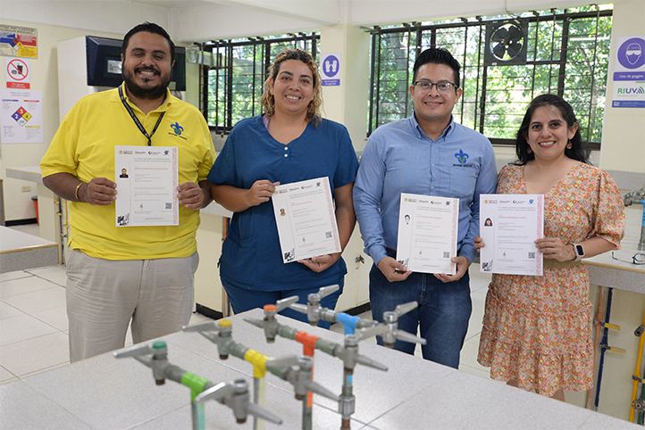 Cuatro catedráticos de QFB-UV se certifican en manejo de residuos peligrosos